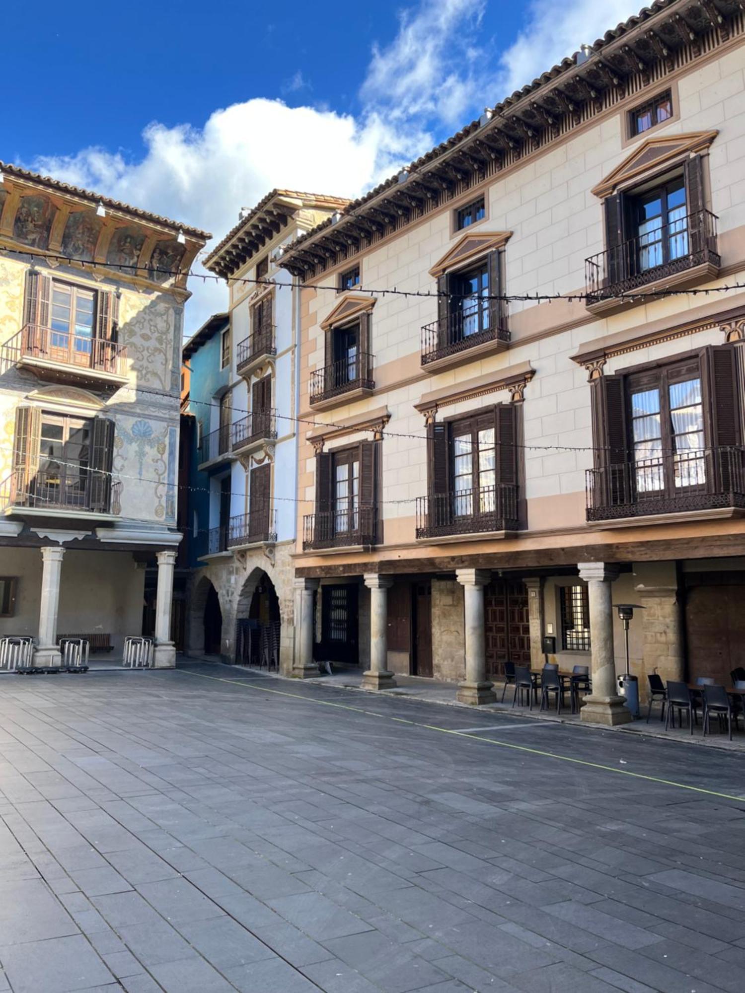 Apartamentos Angelus Plaza Mayor De Graus Esterno foto